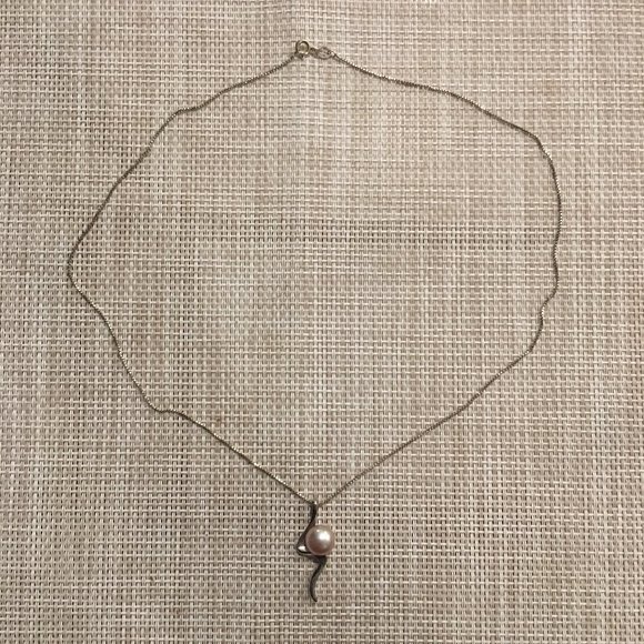 Pink freshwater pearl necklace with silver chain and flash / swirl / lightning - Picture 3 of 5